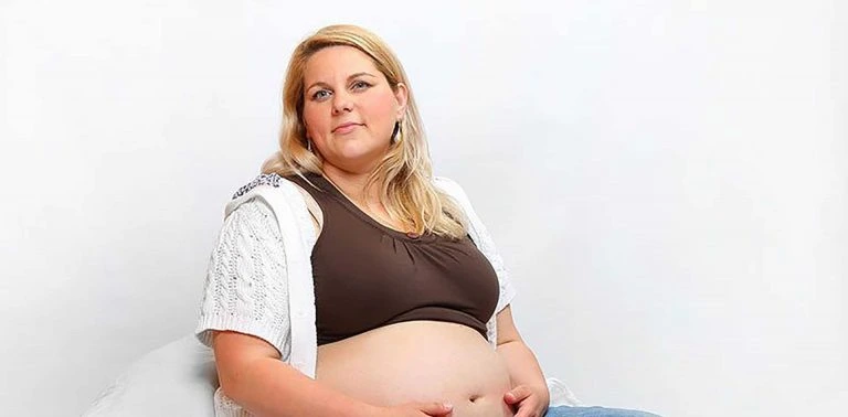 woman thinking about tummy tuck before pregnancy